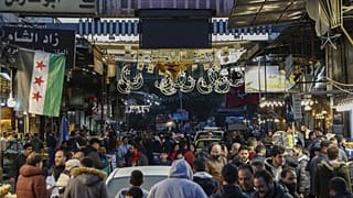 العلم السوري مرفوعًا في سوق الحميدية في دمشق