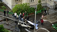 Ermittler arbeiten am Tatort, an dem Generalleutnant Jaroslaw Moskalik am Freitag, den 25. April 2025, in Balaschicha, Russland, durch einen in seinem Auto platzierten Sprengsatz getötet wurde.