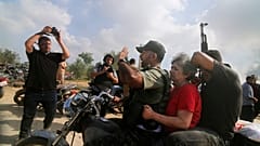 فلسطينيون ينقلون مدني إسرائيلي أسير, أدينا موشيه, من منزلها في كيبوتس نير أوز إلى قطاع غزة, أكتوبر. 7, 2023