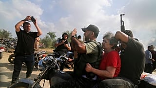 فلسطينيون ينقلون مدني إسرائيلي أسير, أدينا موشيه, من منزلها في كيبوتس نير أوز إلى قطاع غزة, أكتوبر. 7, 2023