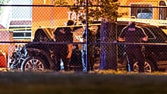 Polizisten untersuchen ein schwarzes Auto, nachdem beim Lapu Lapu Festival in Vancover ein Auto in eine Menschenmenge gefahren wurde.  South Vancouver, 26. April 2025
