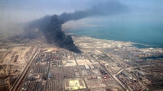 Дым от пожара после взрыва в порту Шахид-Раджаи в городе Бендер-Аббас, Иран. 27 апреля 2025 года
