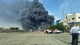 Sur cette photo fournie par l'agence de presse Tasnim, de la fumée noire s'élève dans le ciel après une explosion massive qui a secoué un port