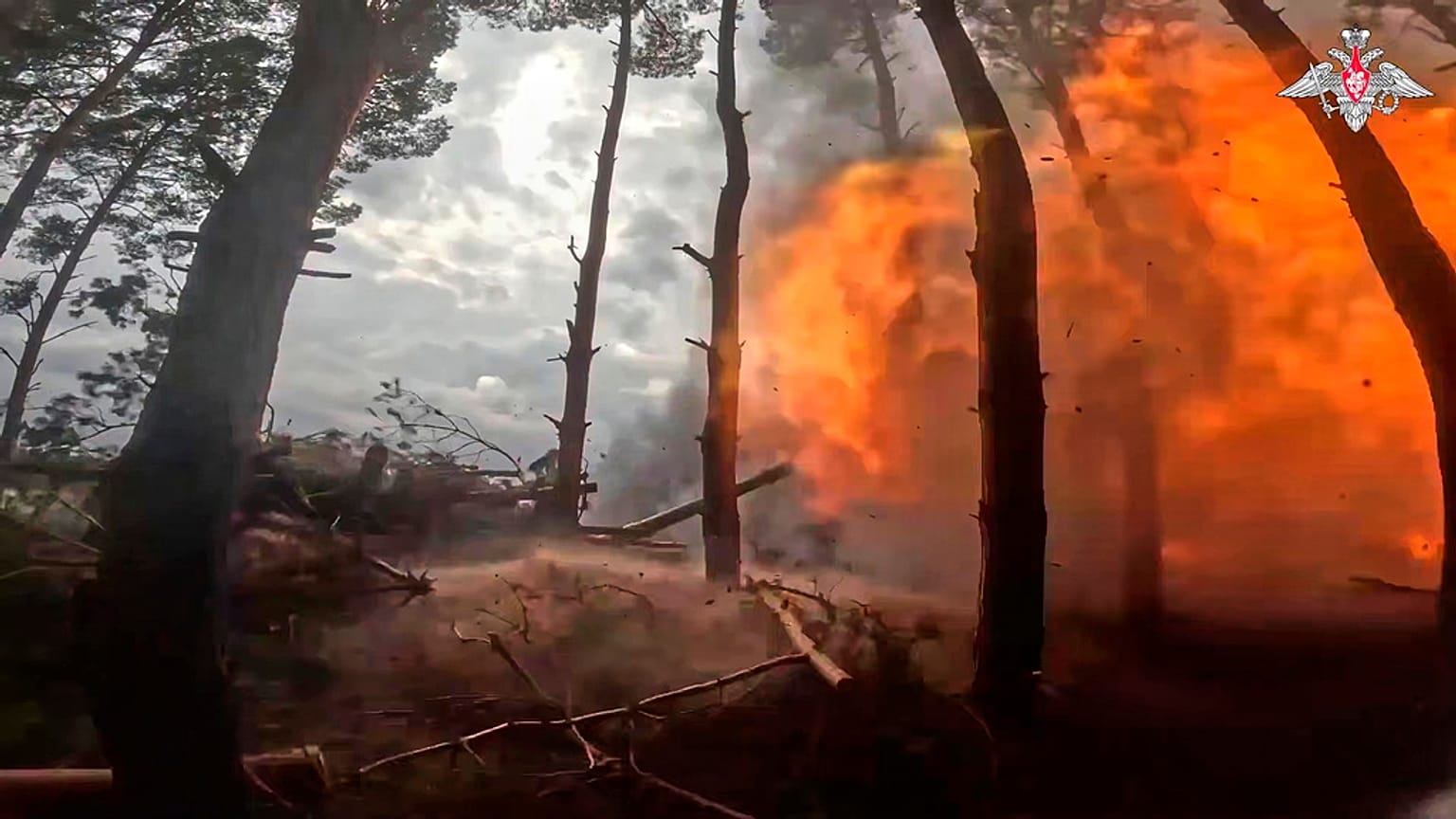 In un video distribuito dal Servizio Stampa del Ministero della Difesa russo un obice Giatsint-B da 152 mm spara verso le posizioni ucraine a Kherson (27 aprile 2025)