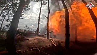 Captura de vídeo difundido este domingo por Rusia que muestra un obús Giatsint-B de 152 mm del Ejército ruso disparando hacia posiciones ucranianas en Jersón, Ucrania.