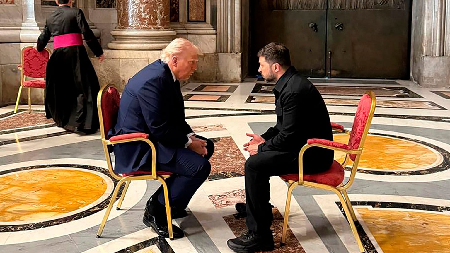 الرئيس الأوكراني فولوديمير زيلينسكي والرئيس دونالد ترامب يتحدثان أثناء حضورهما جنازة البابا فرانسيس في الفاتيكان، يوم السبت، 26 أبريل 2025