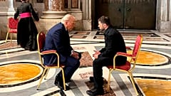  الرئيس الأوكراني فولوديمير زيلينسكي والرئيس دونالد ترامب يتحدثان أثناء حضورهما جنازة البابا فرانسيس في الفاتيكان، يوم السبت، 26 أبريل 2025