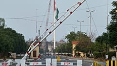 يظهرعلم هندي من نقطة التفتيش شبه العسكرية الباكستانية بالقرب من واجاه ، وهي نقطة عبور حدودية مشتركة بين باكستان والهند ، الخميس 24 أبريل 2025