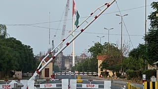 يظهرعلم هندي من نقطة التفتيش شبه العسكرية الباكستانية بالقرب من واجاه ، وهي نقطة عبور حدودية مشتركة بين باكستان والهند ، الخميس 24 أبريل 2025