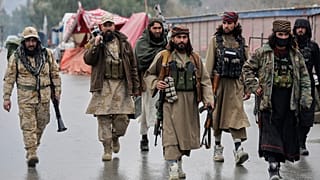 Combatientes talibanes patrullan cerca de la frontera cerrada de Torkham con Pakistán, donde las fuerzas pakistaníes y afganas intercambiaron disparos durante la noche, lunes 3 de marzo de 2025.