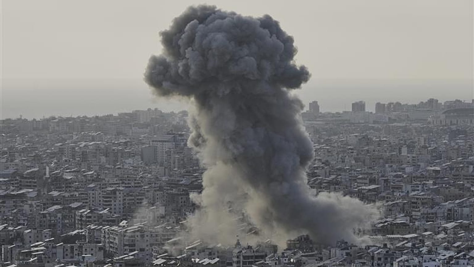 Izraeli bombatámadás a Hezbollah egyik bejrúti fegyverraktára ellen 2025. április 27-én