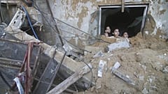 أطفال يلقون نظرة على الركام بعد قصف إسرائيلي على غزة