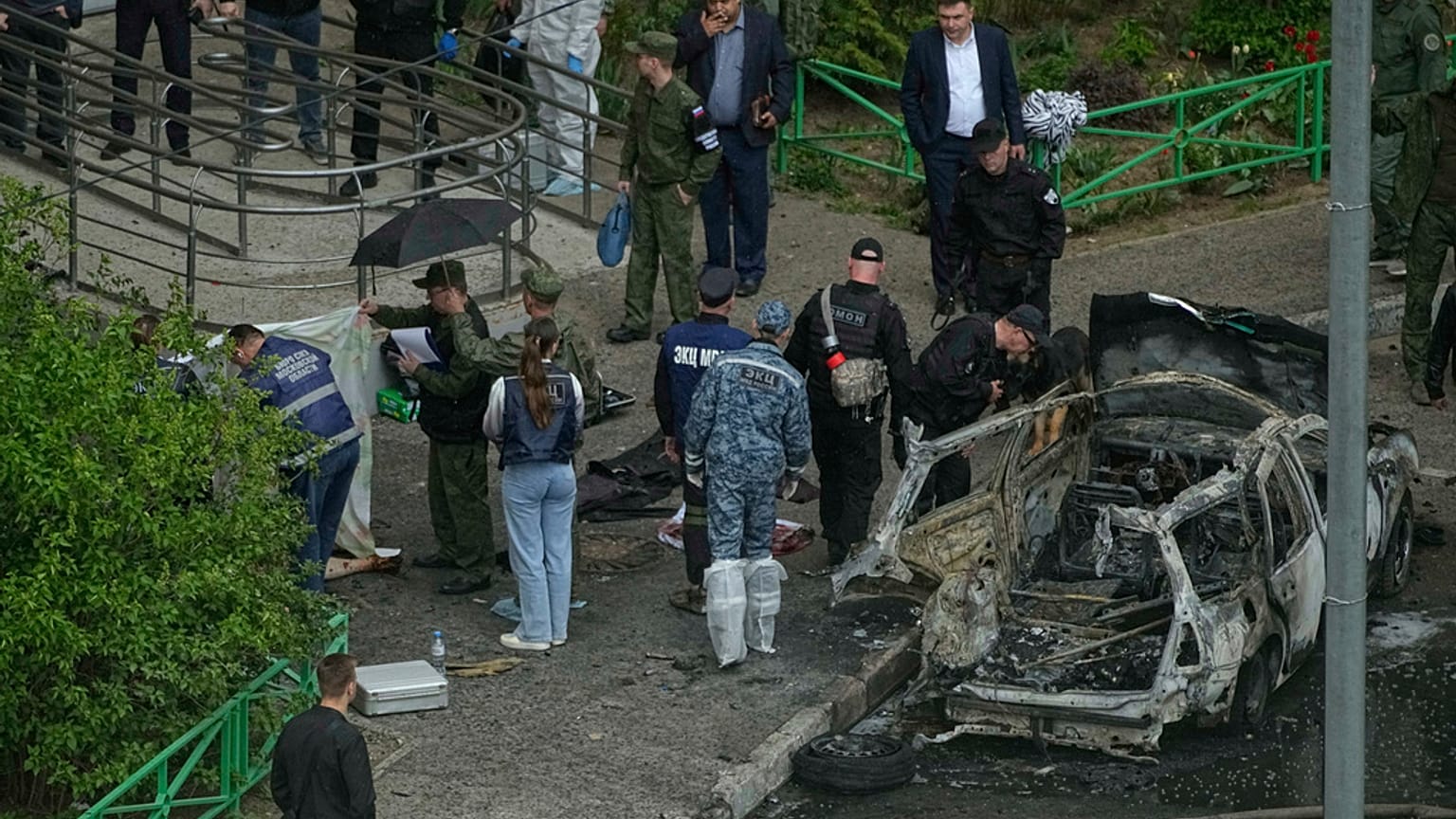 Des enquêteurs travaillent sur les lieux où le lieutenant-général Iaroslav Moskalik a été tué par l'explosion d'une voiture à Balachikha, en Russie, le vendredi 25 avril
