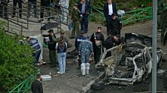Ermittler arbeiten am Tatort, an dem Generalleutnant Jaroslaw Moskalik am Freitag, dem 25. April 2025, in Balaschicha, Russland, durch einen in seinem Auto platzierten Sprengsatz getötet wurde.