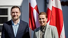 Dänemarks Premierministerin Mette Frederiksen, rechts, und Grönlands Premierminister Jens-Frederik Nielsen treffen sich in der Marienborg in Kongens Lyngby, Dänemark, 27.04.2025