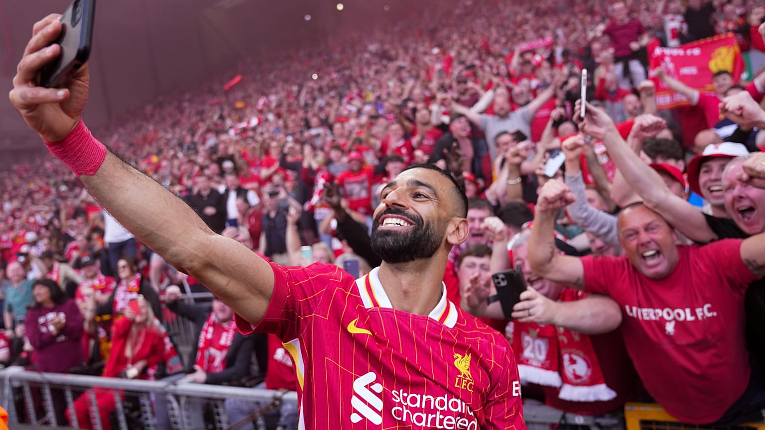 Mohamed Salah, a Liverpool játékosa fényképezkedik a szurkolókkal