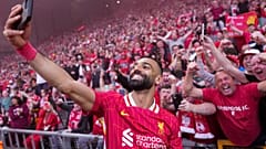 Mohamed Salah, a Liverpool játékosa fényképezkedik a szurkolókkal