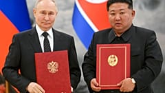 Der russische Präsident Wladimir Putin und Nordkoreas Staatschef Kim Jong Un posieren für ein Foto während der Unterzeichnungszeremonie einer neuen Partnerschaft in Pjöngjang, Nordkorea, am 19. Juni 2024.