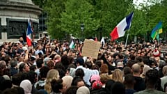 Demonstranten versammeln sich mit Fahnen und Schildern bei einer Demonstration gegen Islamophobie in Paris, Sonntag, 27. April 2025.