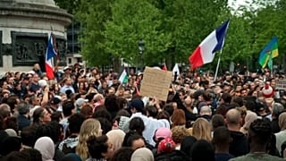 Demonstranten versammeln sich mit Fahnen und Schildern bei einer Demonstration gegen Islamophobie in Paris, Sonntag, 27. April 2025.
