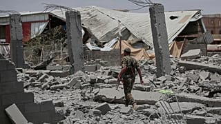 Un soldat yéménite inspecte les dégâts causés par les frappes aériennes américaines à Sanaa, au Yémen, le dimanche 27 avril 2025.