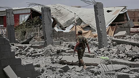 Egy jemeni katona ellenőrzi az amerikai légicsapások által okozott károkat a jemeni Szanaában 2025. április 27-én, vasárnap.