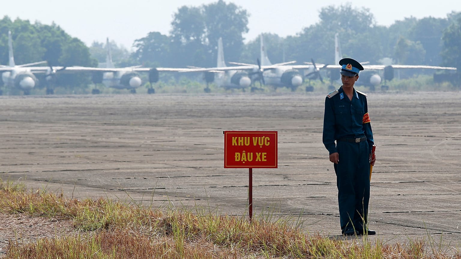 DOSYA- ABD Savunma Bakanı Jim Mattis Bien Hoa hava üssünü ziyaret ederken Vietnamlı bir asker dioksinle kirlenmiş bir alanın yakınındaki askeri uçağın önünde nöbet tutuyor