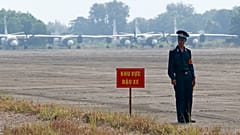 DATEI- Ein vietnamesischer Soldat steht vor einem Militärflugzeug in der Nähe eines dioxinverseuchten Gebiets Wache, während US-Verteidigungsminister Jim Mattis den Luftwaffenstützpunkt Bien Hoa besucht