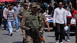 جنود شبه عسكريين هنود ينتشرون في شارع مكتظ بمدينة سريناغار في كشمير الخاضعة لسيطرة الهند، الأحد 27 نيسان/أبريل 2025.