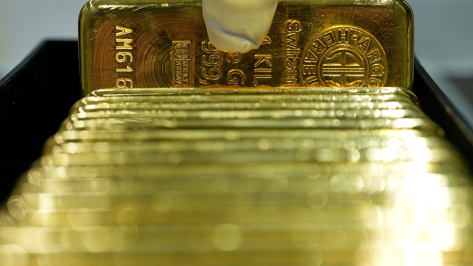 Un empleado de la casa de oro Pro Aurum levanta lingotes de oro de 1 kg con una pureza de 999,9 en la sala de cajas de seguridad en Múnich, Alemania, el 25 de abril de 2025