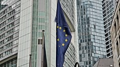 Almanya'nın Frankfurt kentindeki banka binalarının önünde 25 Nisan 2025 Cuma günü bir Avrupa bayrağı dalgalanıyor.
