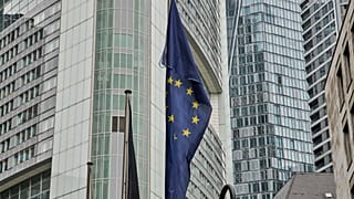 Almanya'nın Frankfurt kentindeki banka binalarının önünde 25 Nisan 2025 Cuma günü bir Avrupa bayrağı dalgalanıyor.