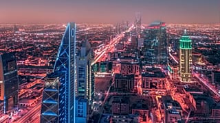 Riyad, Suudi Arabistan'ın gece vakti havadan görünümü. 