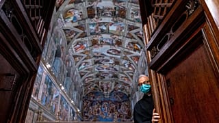 Le gardien du sanctuaire apostolique, l'aumônier Bruno Silvestrini, ferme les portes de la chapelle Sixtine au Vatican, à Rome, le 28 juin 2021.