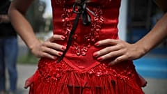 ARCHIVBILD - Eine Tänzerin legt ihre Hände auf die Hüften, bevor eine Straßenballettaufführung in Mexiko-Stadt beginnt, Samstag, 28. Juli 2018