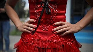 PHOTO D'ARCHIVES - Une danseuse se repose les mains sur les hanches avant le début d'une performance de ballet de rue, à Mexico, samedi 28 juillet 2018.