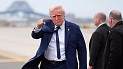 US-Präsident Donald Trump zeigt auf den Boden, als er in Newark, NJ, nach seiner Rückkehr von einer Reise zur Beerdigung von Papst Franziskus im Vatikan ankommt, 27. April 2025