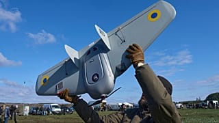 Un fabricant fait la démonstration d'un drone de fabrication ukrainienne lors d'un salon Ukraine Defense Innovations destiné aux clients militaires, le vendredi 11 avril 2025