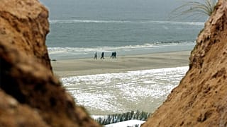 DATEI- Spaziergaenger passieren am Mittwoch, 28. Feb.2001, bei ihrem Ausflug entlang der Nordsee die Roten Klippen zwischen Kampen und Wenningstedt auf Sylt.