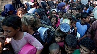 يصطف الفلسطينيون لتوزيع الغذاء في دير البلح بقطاع غزة، يوم الخميس 17 أكتوبر/تشرين الأول 2024.