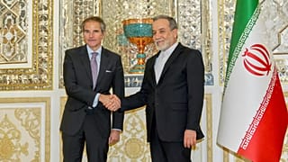 وزير الخارجية عباس عراقجي والمدير العام للوكالة الدولية للطاقة الذرية رافائيل ماريانو غروسي قبيل اجتماعهما في طهران، إيران، الأربعاء 16 أبريل 2025. 