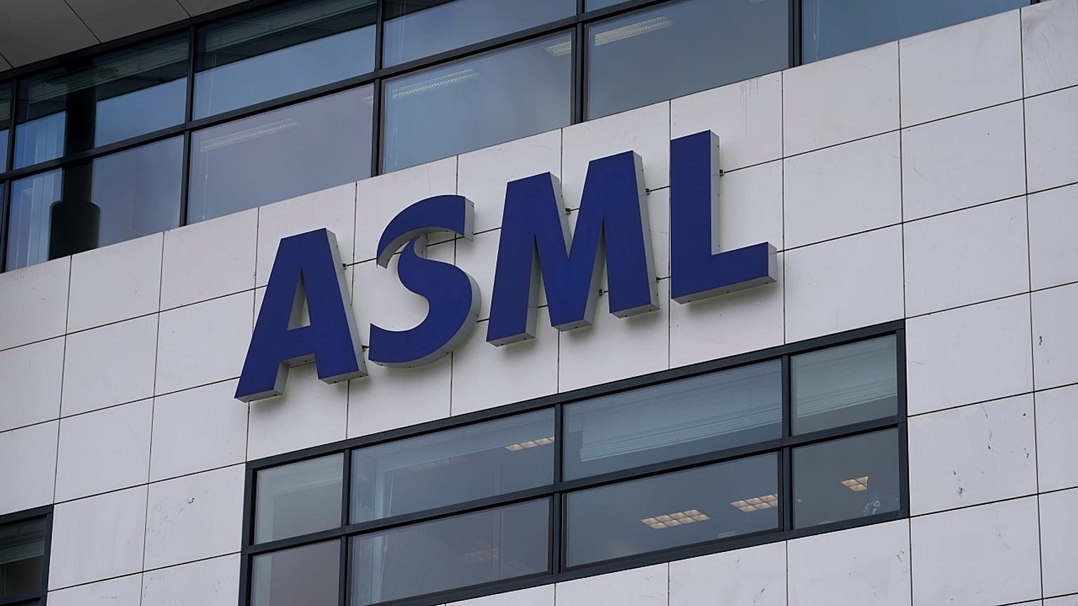Yarı iletken şirketi ASML'nin Hollanda'daki merkezinin dış cephesinden çekilmiş bir fotoğraf.