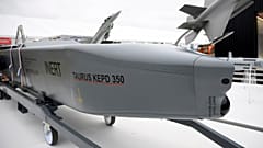 Der Marschflugkörper Taurus KEPD-350 ist vor Beginn der Internationalen Luft- und Raumfahrtausstellung auf dem Stand von MBDA Deutschland am Flughafen Berlin Brandenburg zu sehen