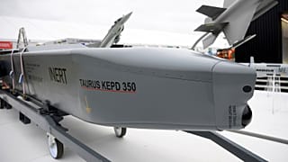 A Taurus KEPD-350 cirkálórakéta az MBDA Deutschland standján a berlini Brandenburgi repülőtéren, a Nemzetközi Repülés- és Űrhajózási Kiállítás kezdete előtt.