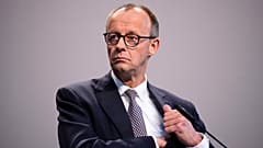 Friedrich Merz, przewodniczący partii CDU, przemawia do mediów po osiągnięciu porozumienia między partiami w sprawie koalicji