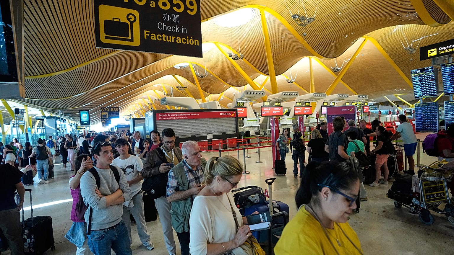 Madrid havalimanında kuyruktaki yolcular