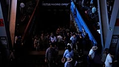 Zuschauer bewegen sich in der Halle des Tennisturniers Madrid Open während einer allgemeinen Verdunkelung in Madrid, 28. April 2025