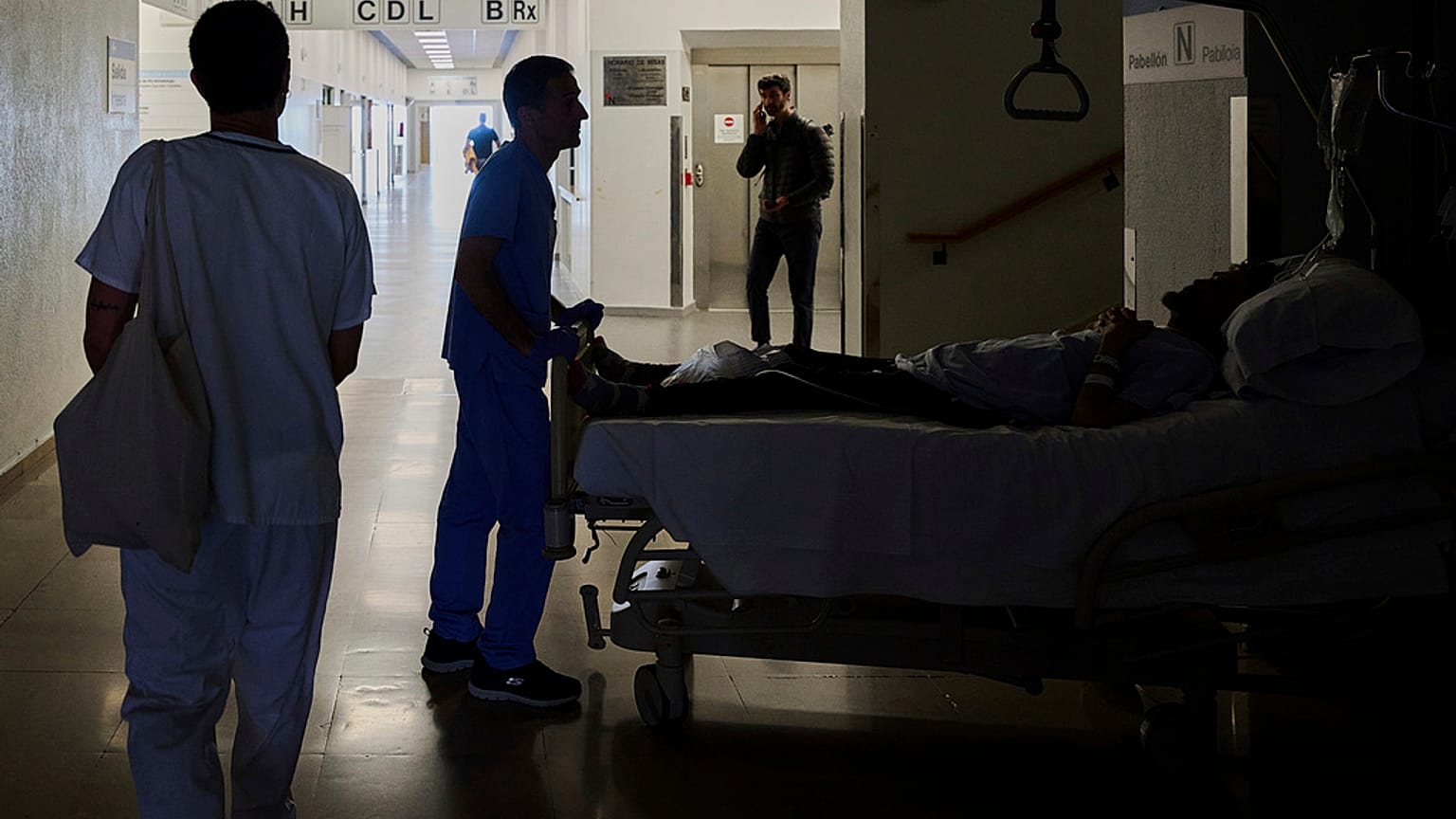 Νοσηλευτές μετακινούν ασθενή την ώρα της διακοπής ρεύματος  σε νοσοκομείο στην Παμπλόνα της Ισπανίας
