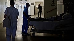 Νοσηλευτές μετακινούν ασθενή την ώρα της διακοπής ρεύματος  σε νοσοκομείο στην Παμπλόνα της Ισπανίας