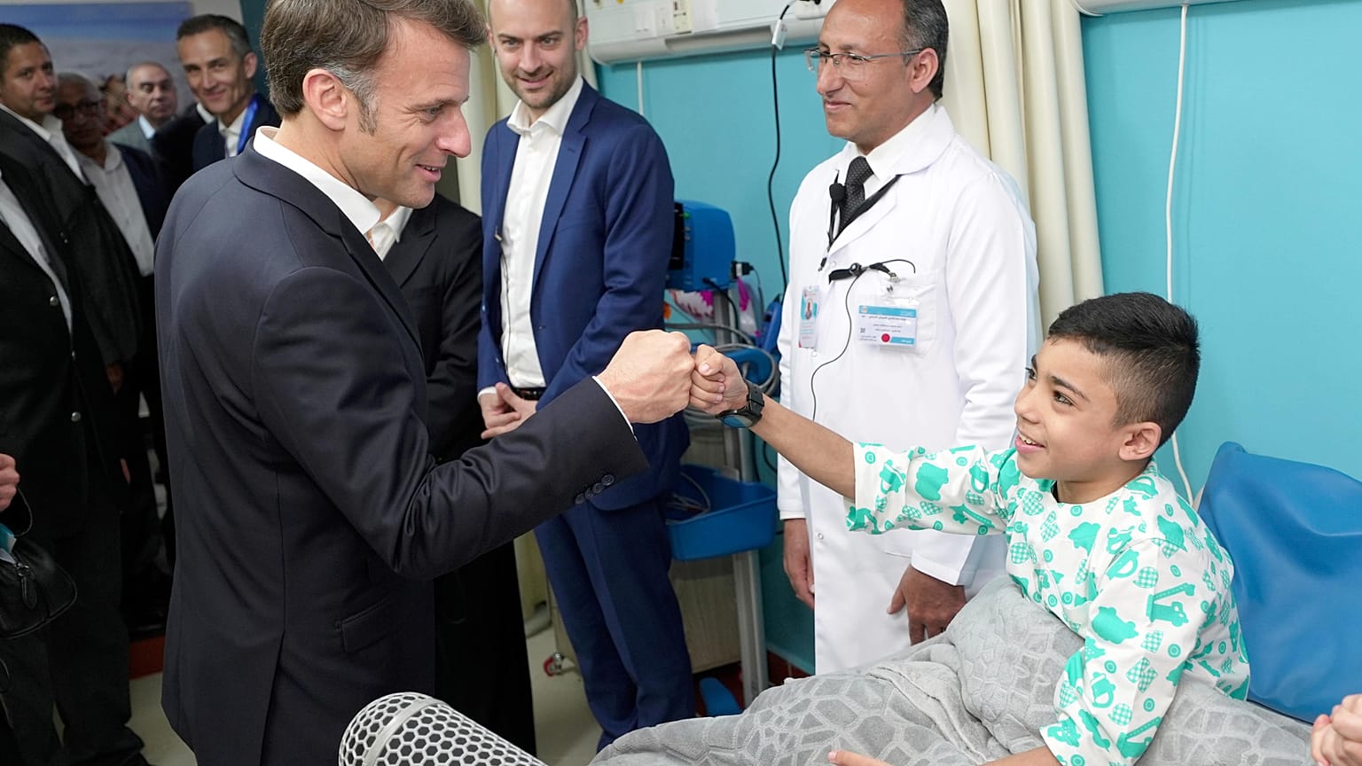 الرئيس الفرنسي خلال جولة على جرحى من قطاع غزة يتلقون العلاج في المستشفيات المصرية 